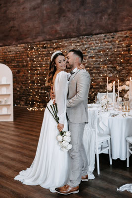 hochzeitstag brautpaar am tisch beim feiern in Kornscheune