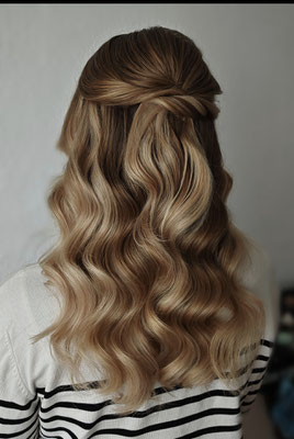 halboffen frisur große wellen blonde haare
