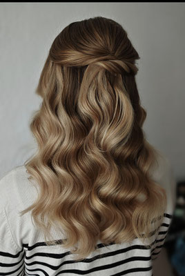 halboffen frisur große wellen blonde haare