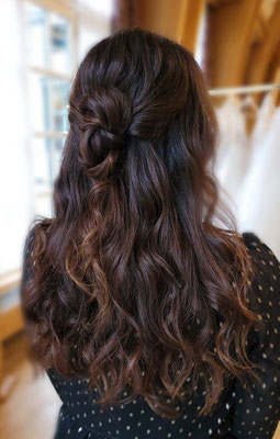 Halboffene lockenfrisur dunkle haare