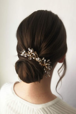 brautfrisur Dutt kurze braune Haare und Haarschmuck