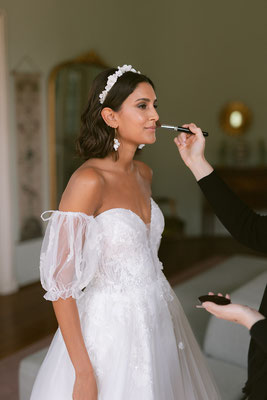 Makeup artist schminkt braut für getting ready schloss arff