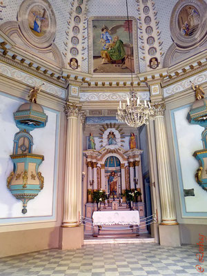 Vista general del altar de la Capilla.
