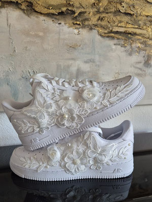 bruidssneakers met kant en chiffon bloemen