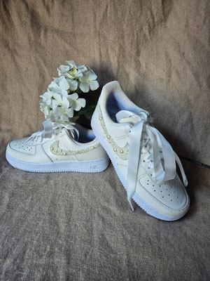 nikes met parels als bruidscadeau