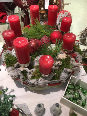 Adventskranz in Rot