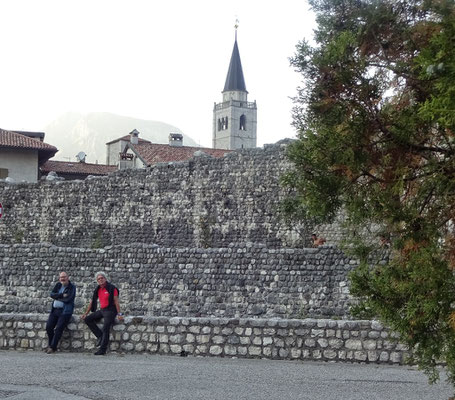 An der Stadtmauer von Venzone