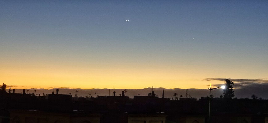 Mond und Venus vom Hotel Balkon bei Sonnenaufgang