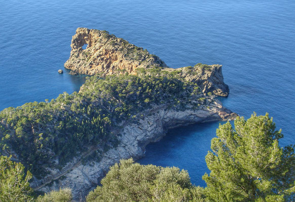 berühmte Lochfelsen bei Son Marroig