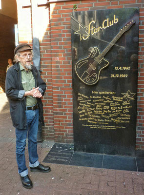 Peter vor dem ehemaligen Starclub