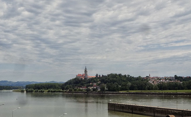 Blick vom Kraftwerk auf Schloss  Wallern 