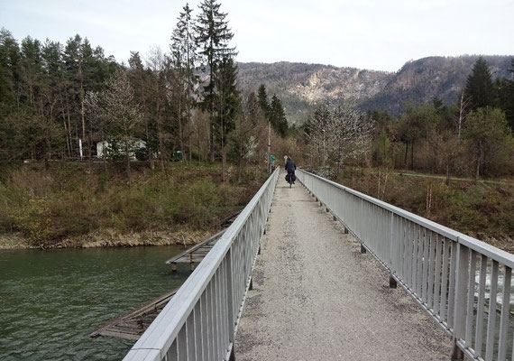 Über die Fußgänger Brücke...