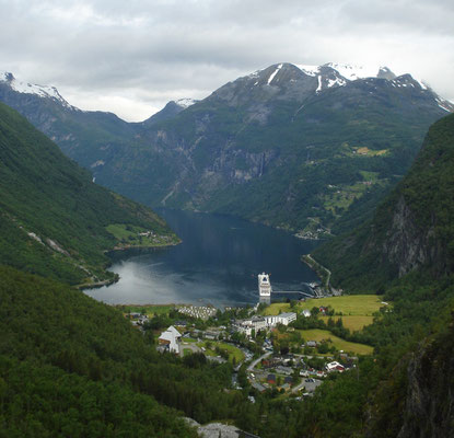 Blick von oben auf den Fjord...