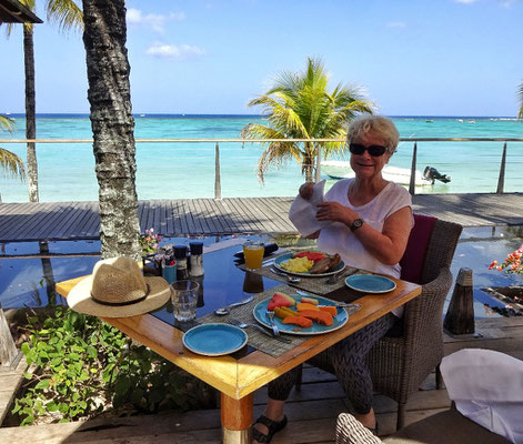 Beim Frühstück im Beach Comber Hotel