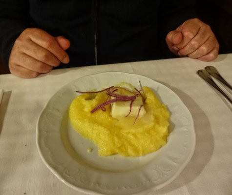 Vorspeise Grappa Käse mit Polenta