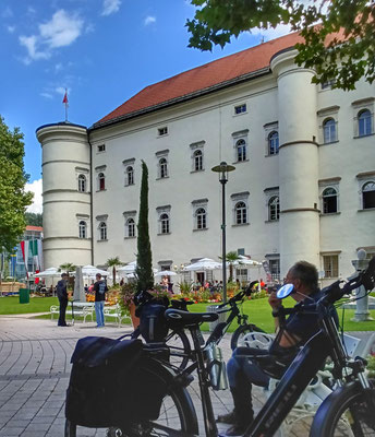 in Spittal an der Drau, vor dem Schloss Porcia