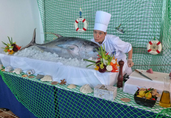 Unsere Küchenchefin mit Thunfisch vor dem Grill