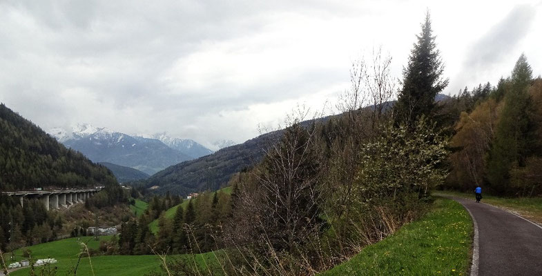 Autobahn und Radweg