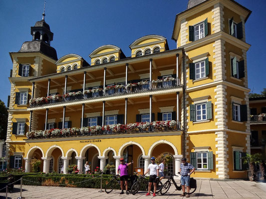 vor dem Schlosshotel in Velden