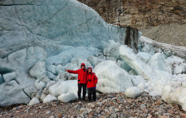 Wir vorm Gletscher 