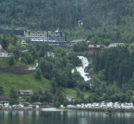 großer Wasserfall beim Dorf