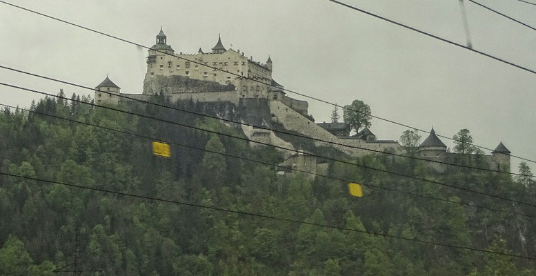 Burg Werfen aus der Bahn