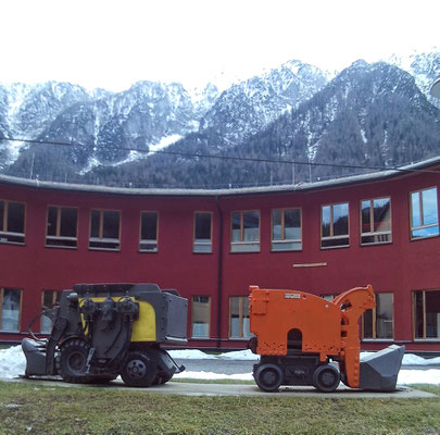 Altes Berggerät vor dem Hotel mit Dobratsch 