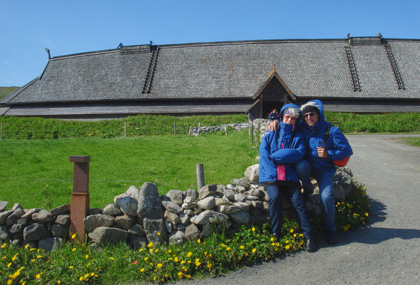 vor dem längsten Wikingerhaus