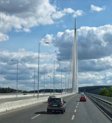 Einzige Schrägseil Brücke mit einem Mast