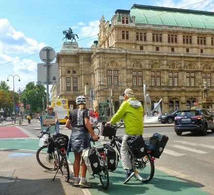 Vor der Oper