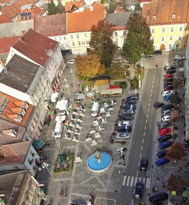 Haupt-Platz mit Fotoausstellung und Wochenmarkt