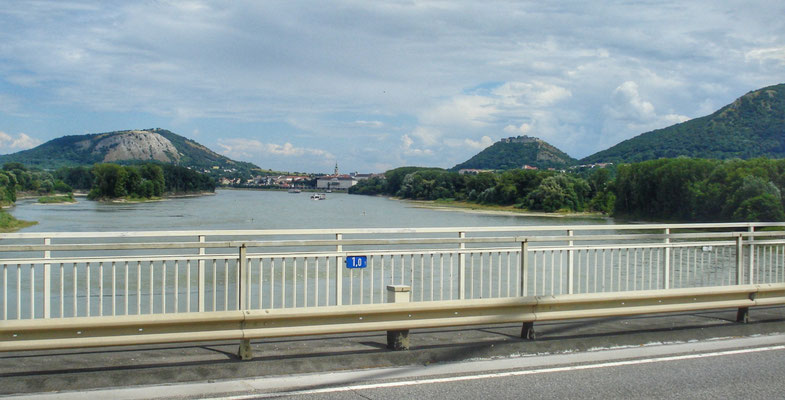 über der Donau mit Blick auf Hainburg