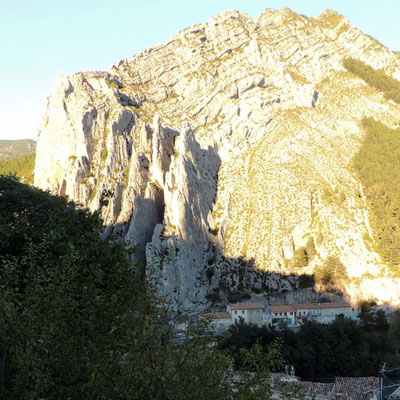 Wahrzeichen von Sisteron: bizarre, gigantische  Kalkfels-Rippen