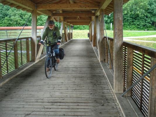 Radbrücke aus Holz über die Thaya