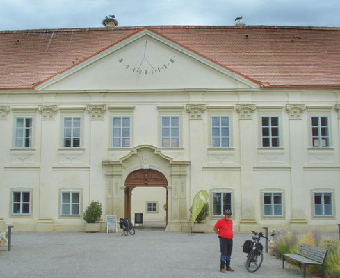 vor dem Schloss Marchegg