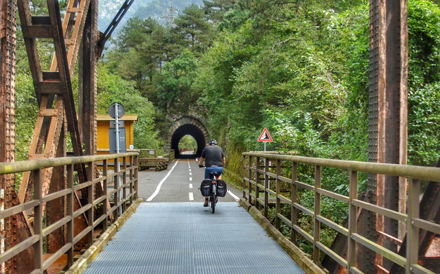 Alte Eisenbahn Brücke und Tunnel 
