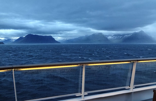 Einfahrt um 23 Uhr indem Fjord