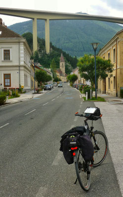 Autobahn Brücke einmal von unten