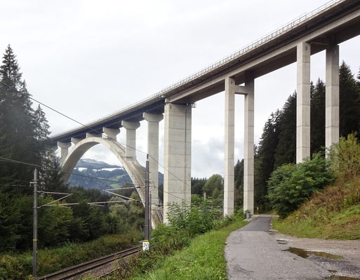 Südbahn,  Autobahn und Radweg R2