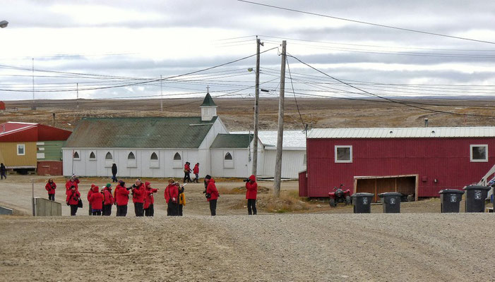 Cambridge Bay mit evangelischer Kirche 