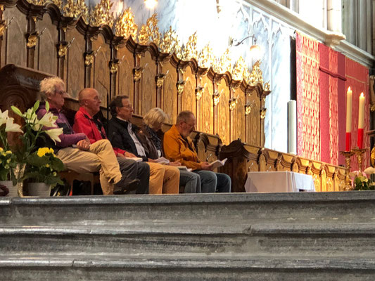 beim beten mit den Mönchen