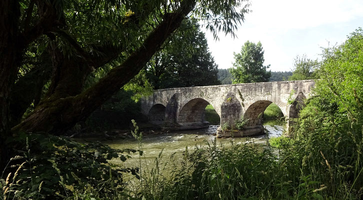 Mittelalterliche Brücke über der Altmühl 