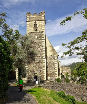 Franz auf dem Weg in die Kirche von Weissenkirchen