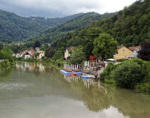 Cafe im Fluss leider geschlossen.