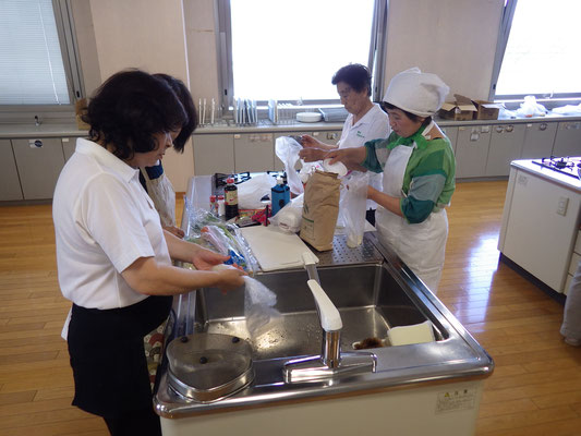 製作した空き缶コンロで炊飯実習