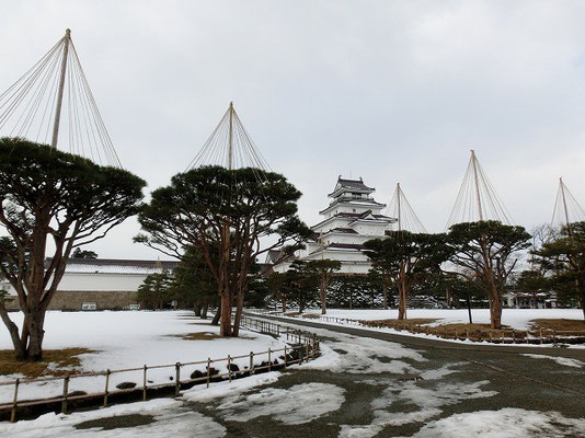 鶴ヶ城と雪つり