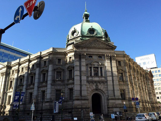 旧横浜正金銀行本店本館として１９０４年（明治３７年）に建てられた古典主義様式建築で重要文化財に指定されています。現在は、神奈川県立歴史博物館
