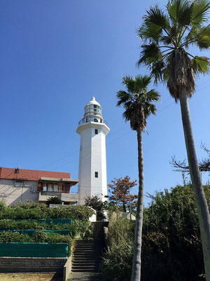 野島埼灯台　青い空に白い灯台が映えます。