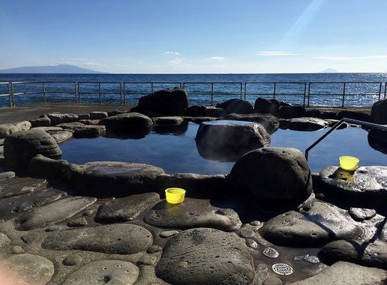 伊豆熱川温泉「高磯の湯」　天気が良く伊豆七島の式根島が見えました。