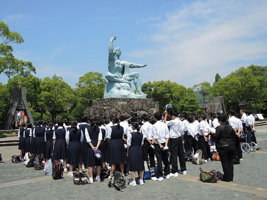 九州の中学校の修学旅行は、ここ平和公園で「平和の集い」をして、平和の尊さを学びます